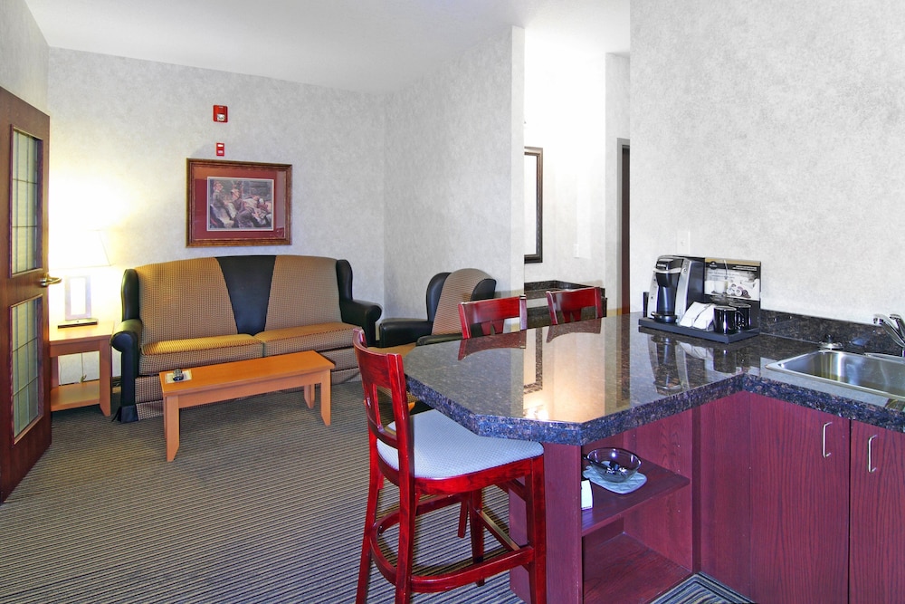 Suite, 1 King Bed, Fireplace - Photo 3