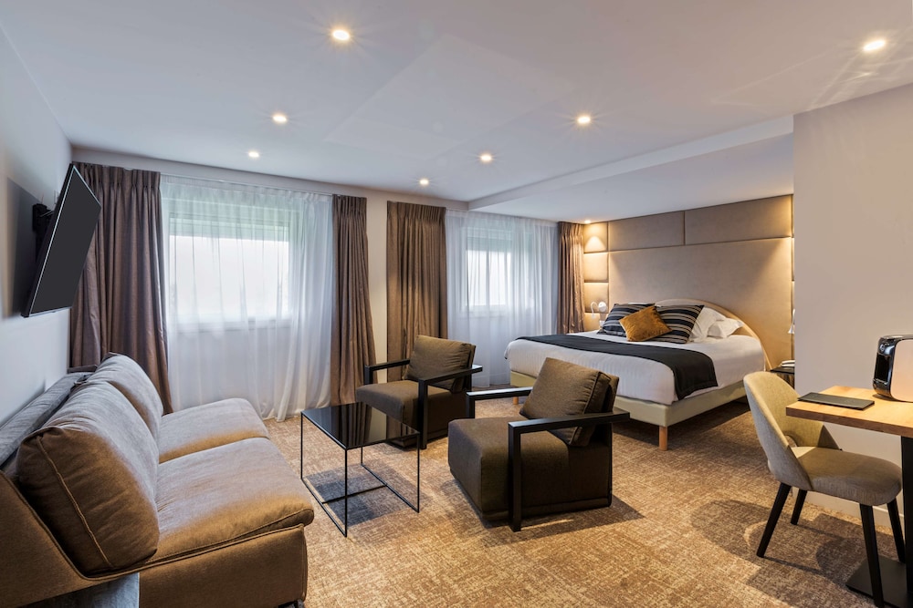 Family Room, 1 King Bed, Non Smoking (Converts to 2 Twin Beds;with Sofabed) - Photo 1