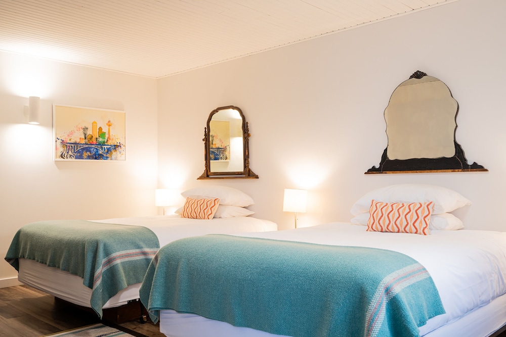 Deluxe 2 Queen Beds
