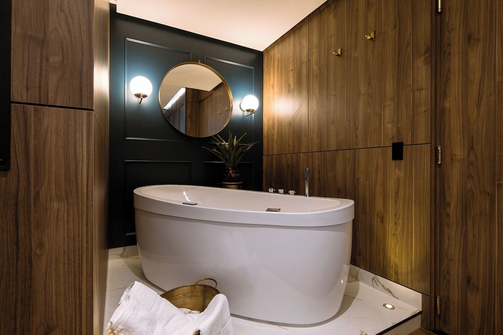 King Suite with Spa Bath - High Floor photo 3