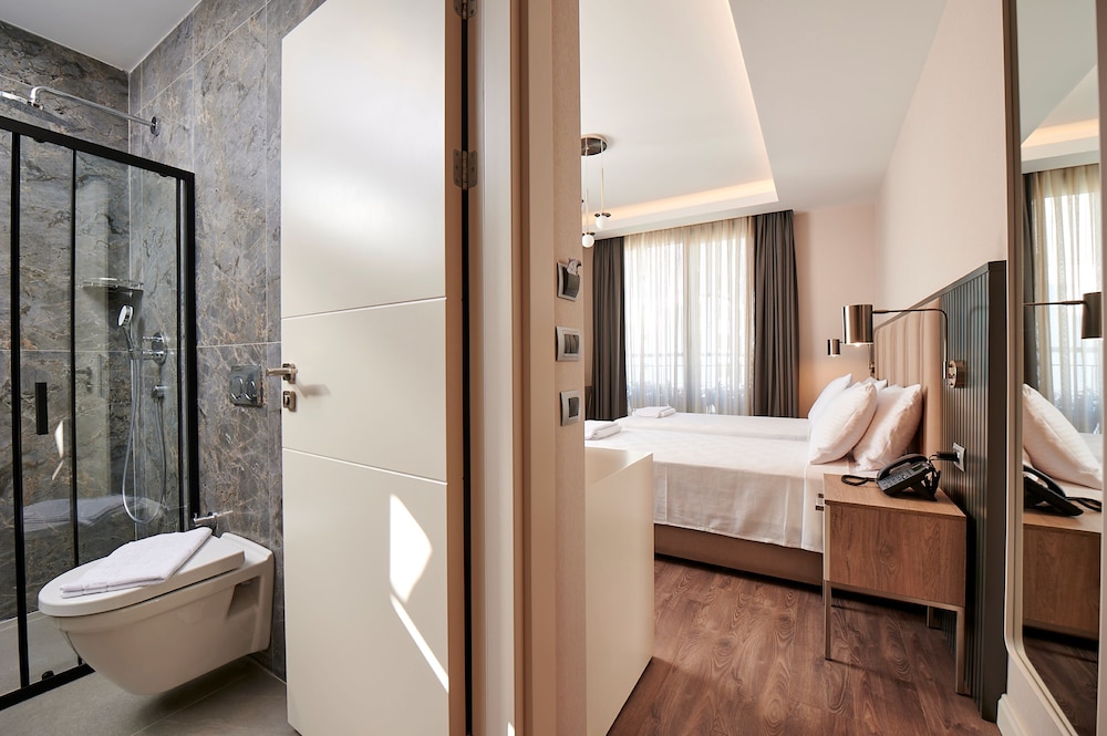Deluxe Corner Room photo 3