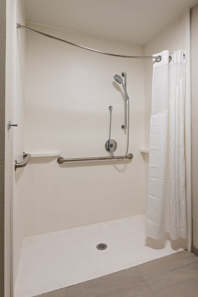Standard Room, 1 King Bed, Accessible Bathtub (Communications, Accessible Tub) - Photo 5