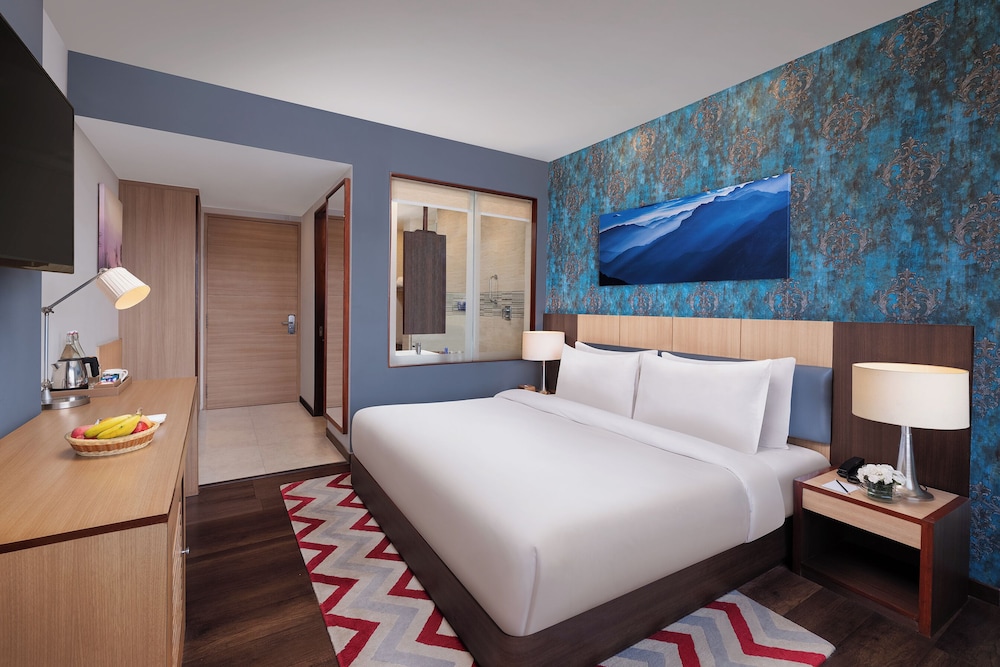 Deluxe Room, 1 King Bed (Airport View) - Photo 2