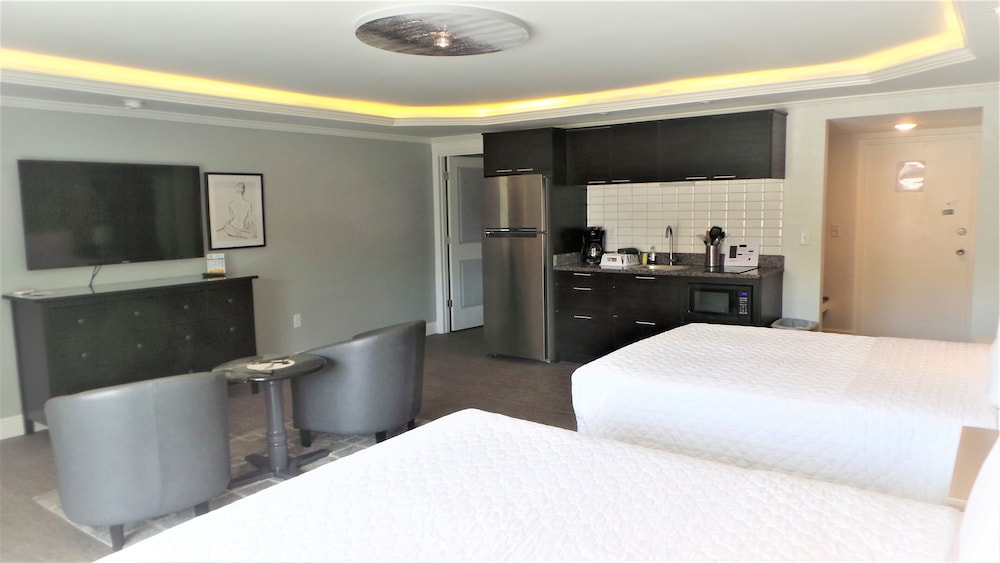 Deluxe Room, 2 Queen Beds, Kitchenette (with Balcony) photo 1