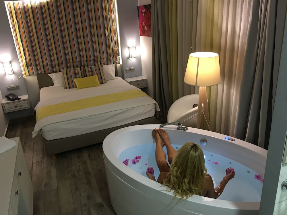 Honeymoon Suite with Jacuzzi Sea View photo 2