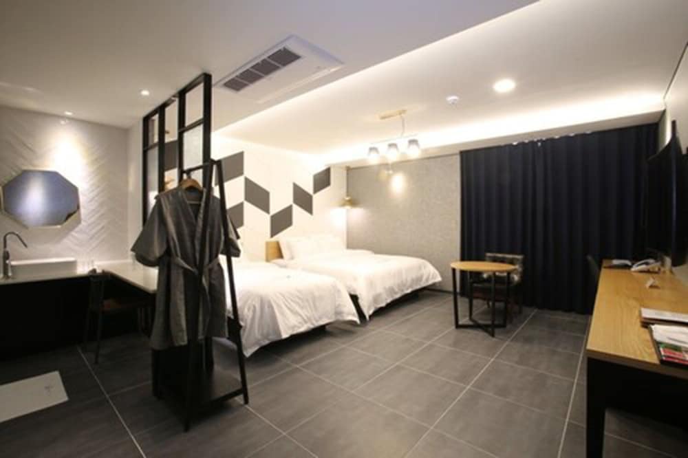 Royal Room (Premium)