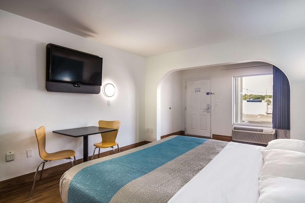 Deluxe Room, 1 King Bed, Non Smoking, Refrigerator & Microwave - Photo 2
