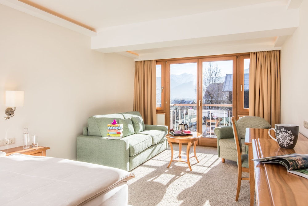 Deluxe Room, 1 King Bed, Partial Lake View photo 1