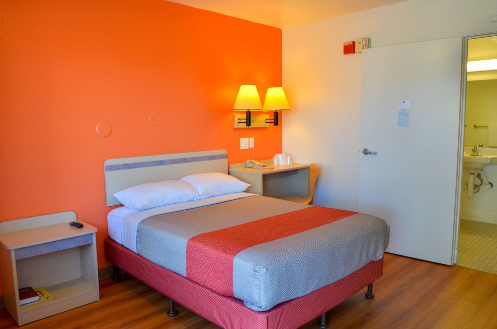 Deluxe Room, 1 Queen Bed, Non Smoking, Refrigerator photo 1