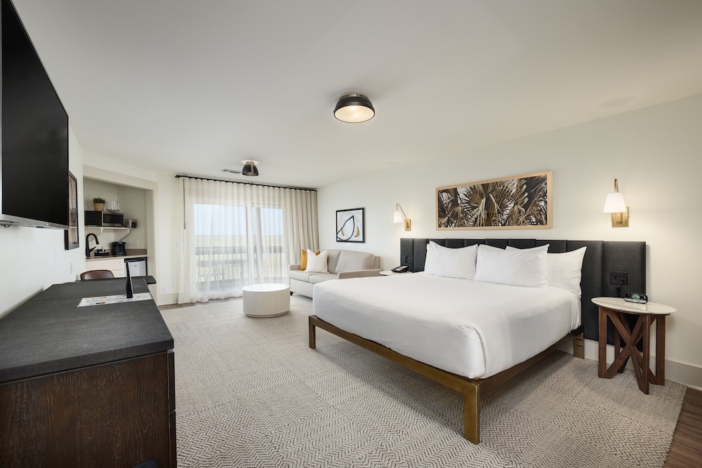 Room, 1 King Bed, Accessible, Balcony (Mobility & Hearing, Roll-in Shower) - Photo 2