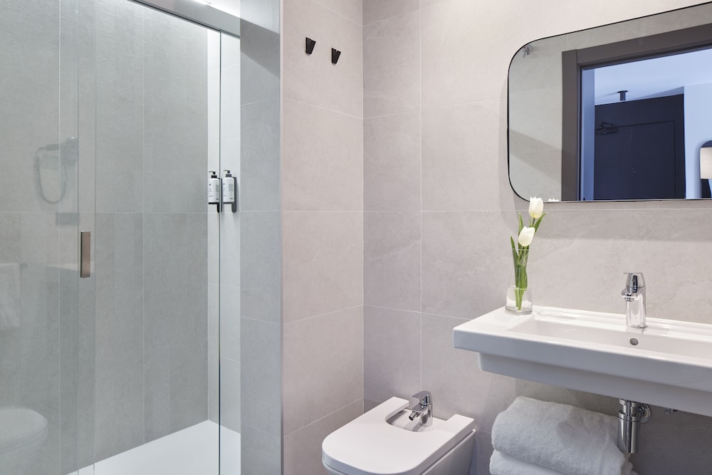 Superior Double or Twin Room, City View - Photo 9