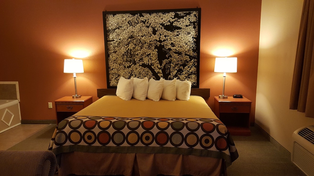 Suite, 1 King Bed - Photo 3
