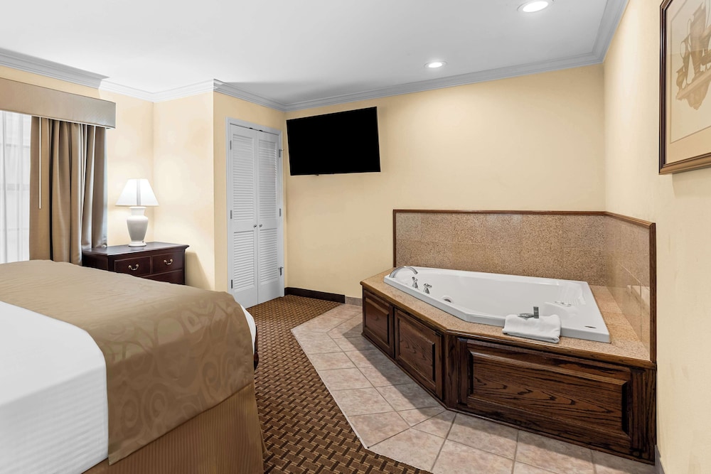 Suite, 1 King Bed, Smoking, Jetted Tub photo 3