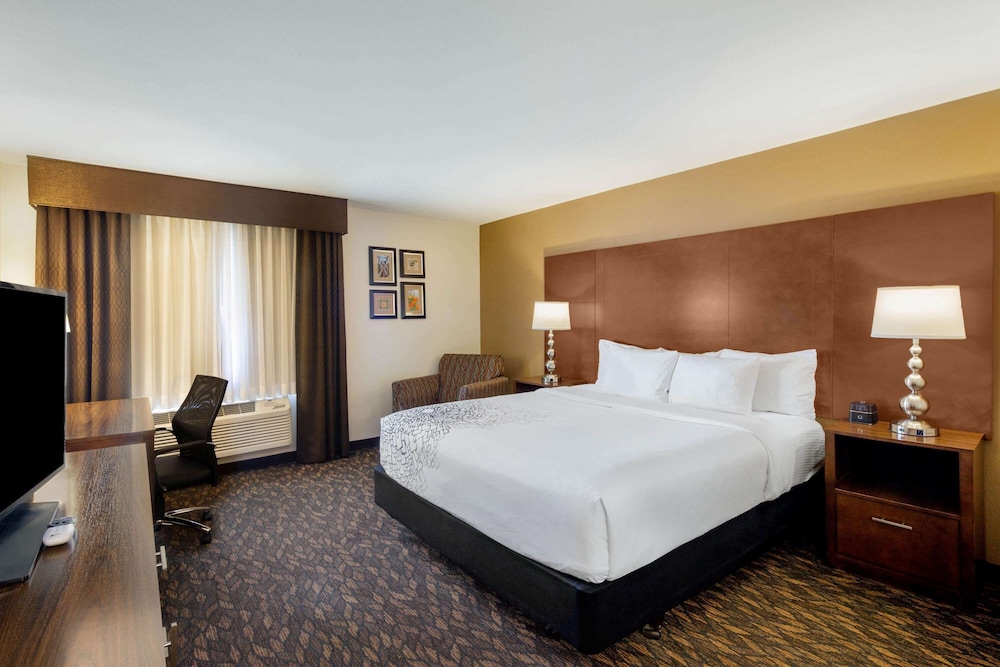Room, 1 King Bed, Non Smoking - Photo 3