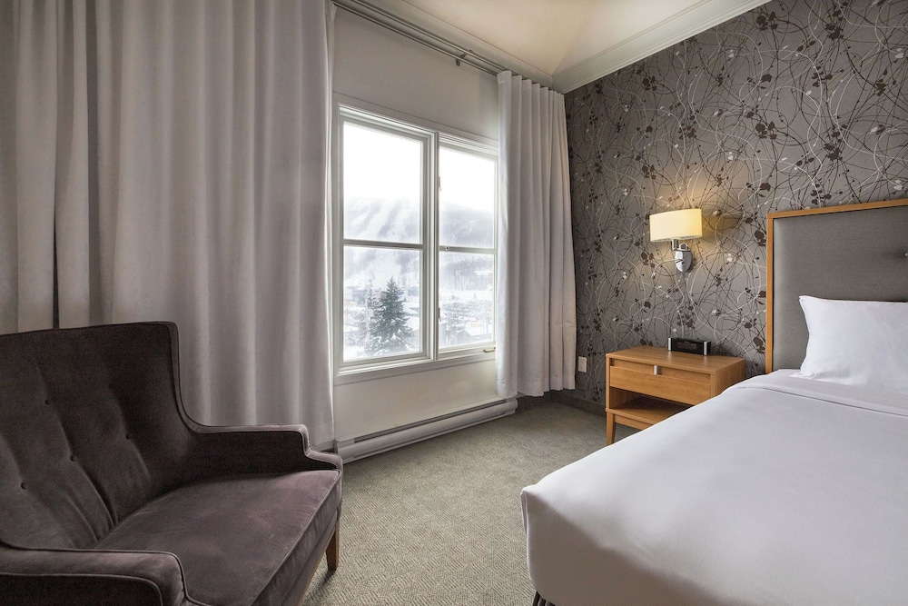 Junior Suite, 1 King Bed  and 1 queen bed, Mountain View photo 2