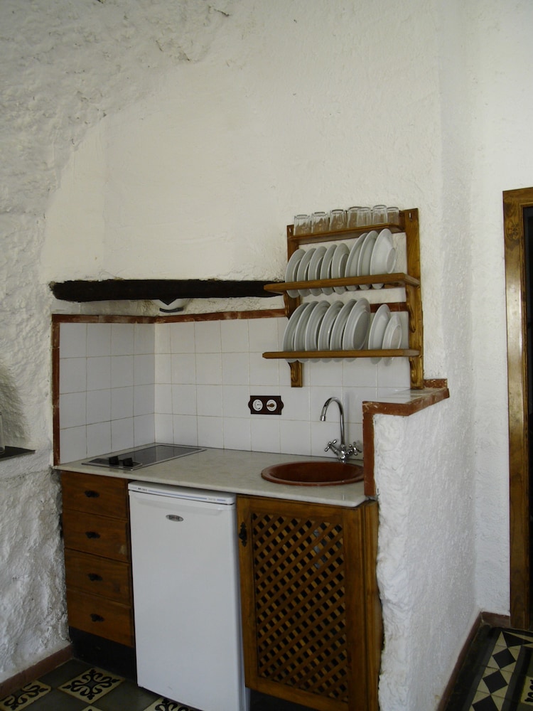 House, 2 Bedrooms photo 2