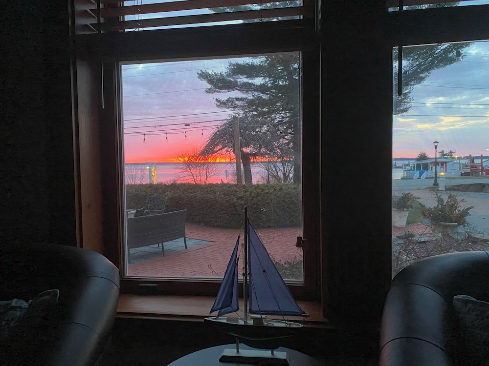 Deluxe Room, 1 King Bed, Fireplace, Bay View photo 3