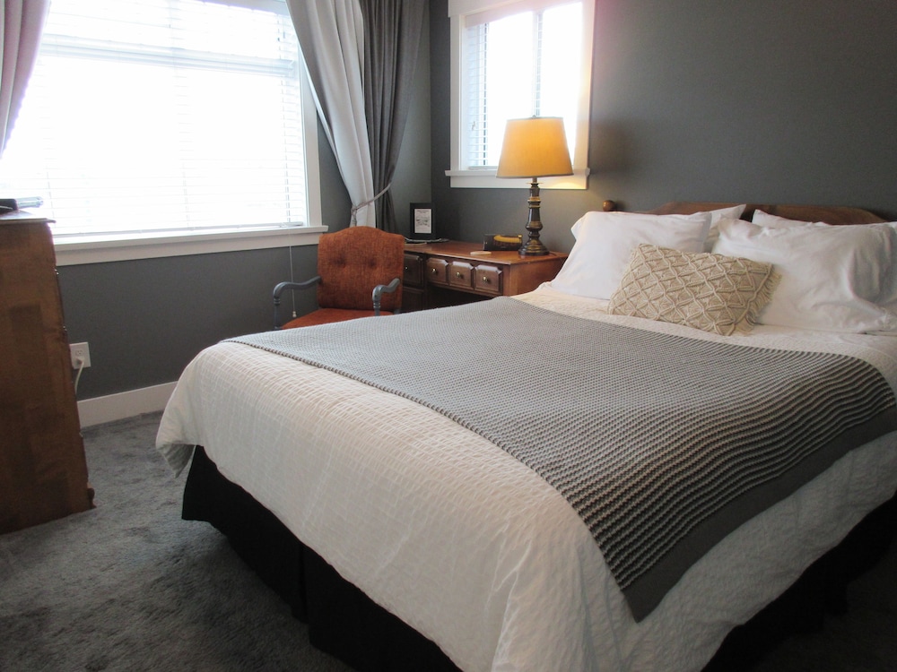 Deluxe Room, 1 Queen Bed, Private Bathroom photo 1