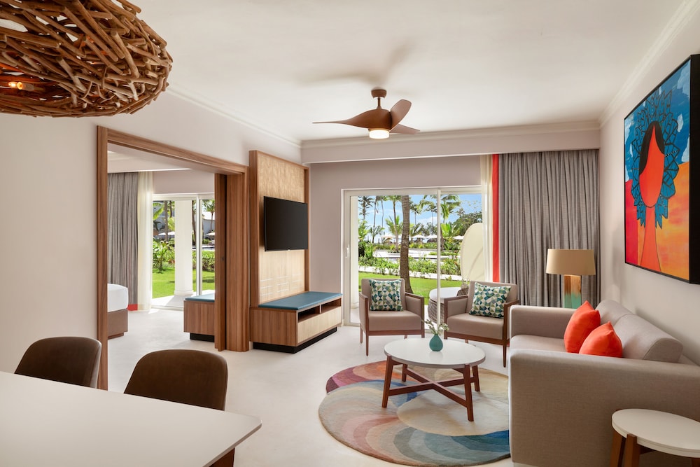 Club Suite, 1 King Bed, Garden View (Preferred) - Photo 3