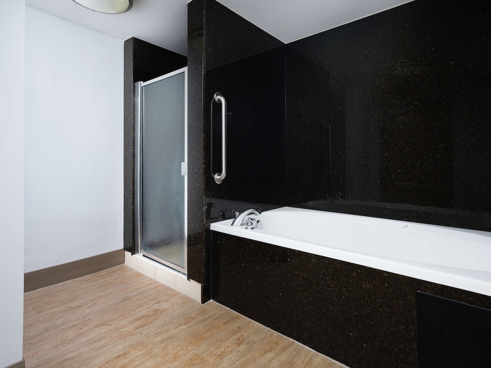 Suite - Photo 5
