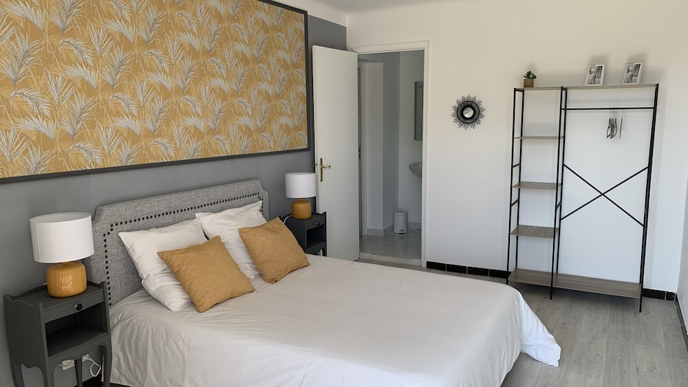 Standard Double Room, Private Bathroom - Photo 7