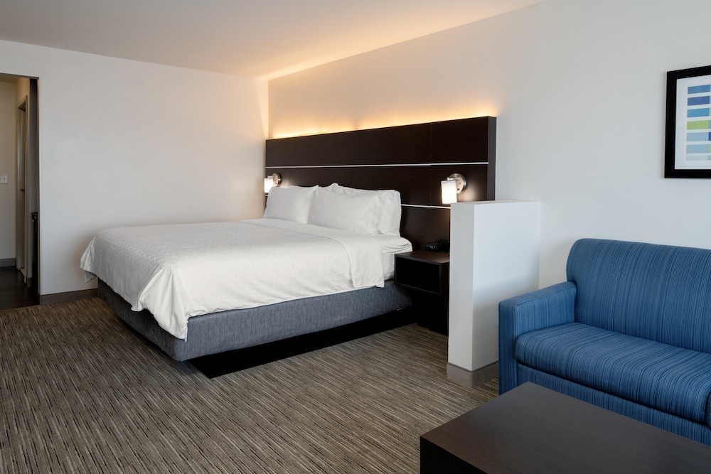 Suite, 1 King Bed, Accessible (Communications) - Photo 3