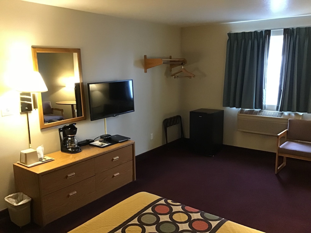 Room, 1 Queen Bed, Accessible Room, Non-Smoking, Refrigerator & Microwave - Photo 4
