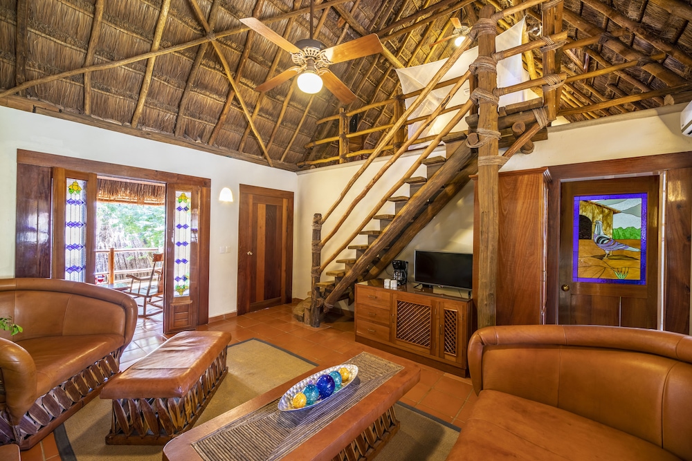 Honeymoon Loft, 1 King Bed, Bathtub, Pool View - Photo 1