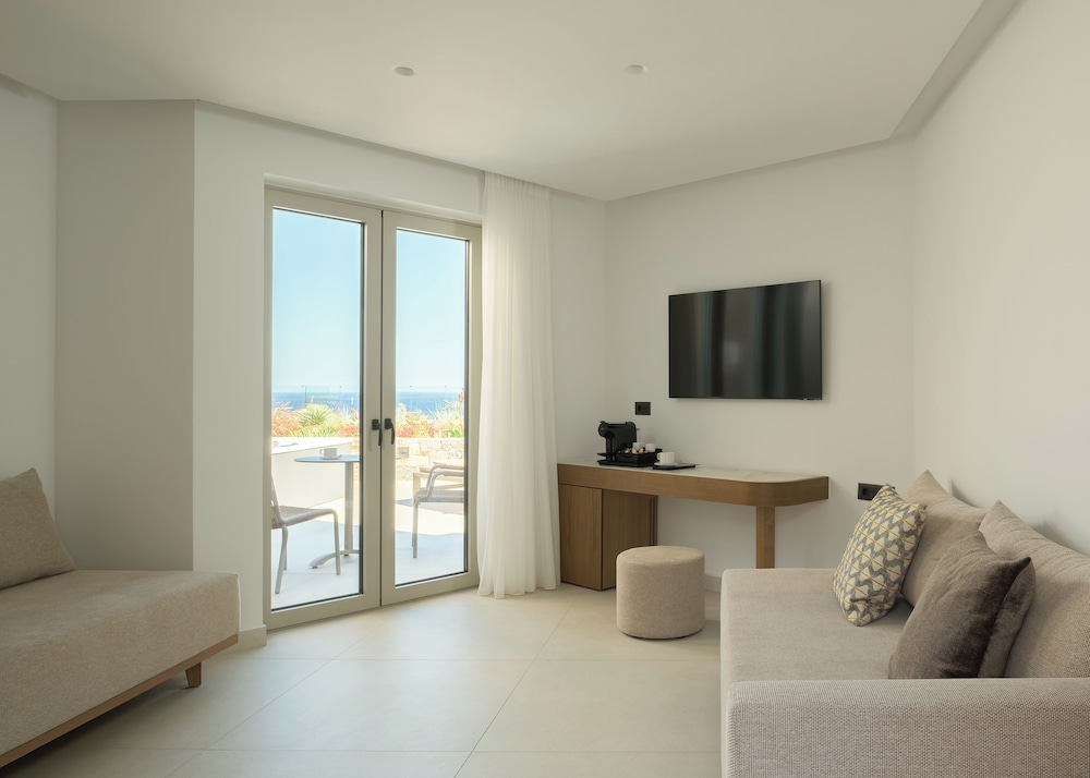 Suite with Hot Tub - Photo 4