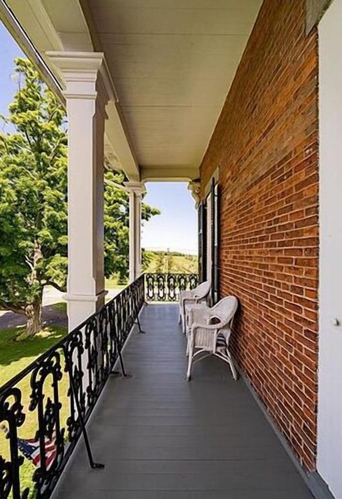 Premium Room, 1 King Bed, Balcony, Garden View photo 3