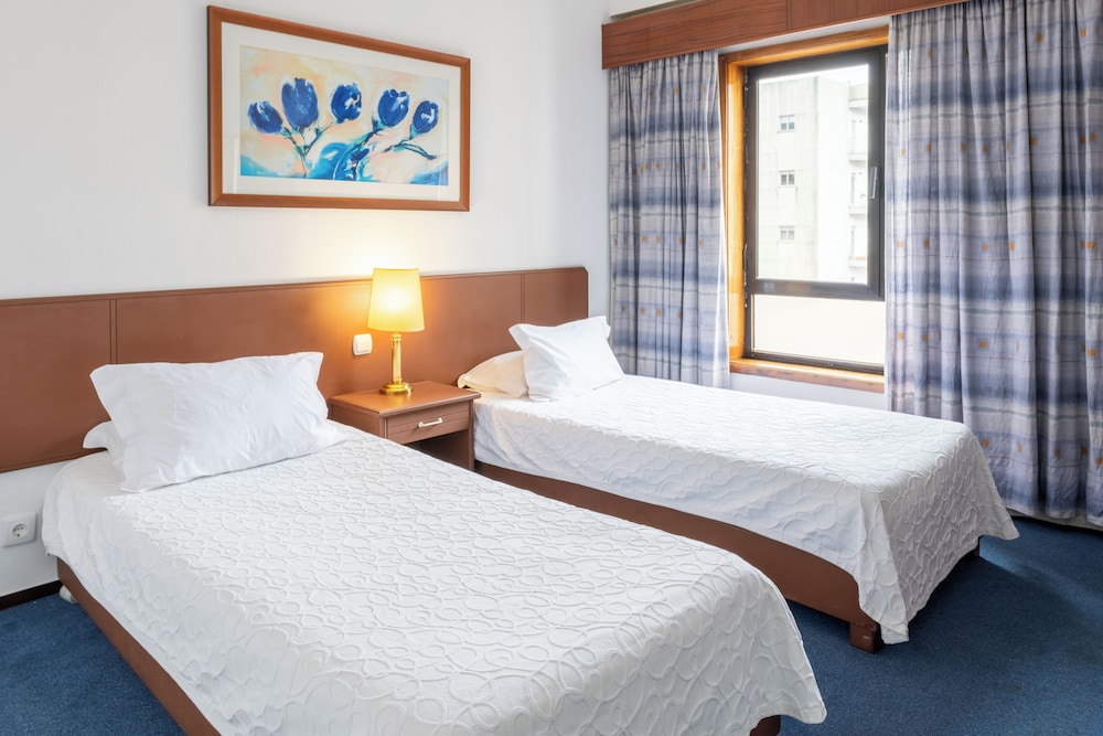 Standard Twin Room - Photo 4