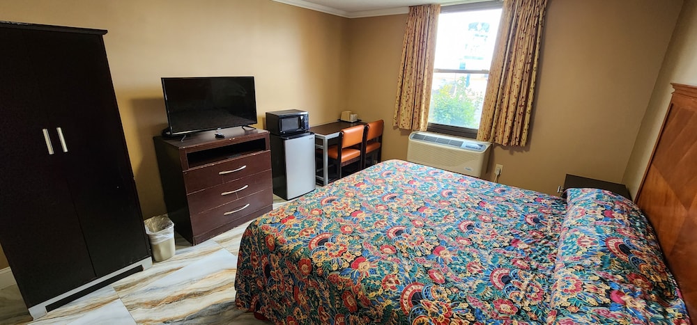 Room, 1 King Bed, Smoking - Photo 4