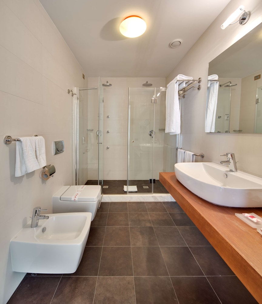 Comfort Room, Multiple Beds - Photo 6