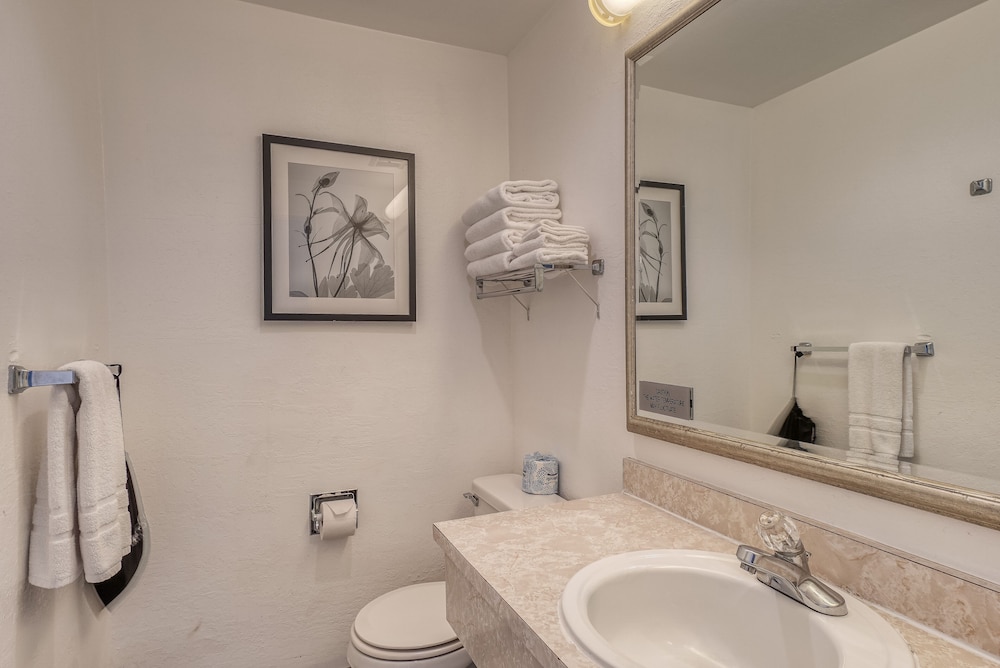 Premium Room, 1 King Bed with Sofa bed, Balcony, Partial Ocean View - Photo 12