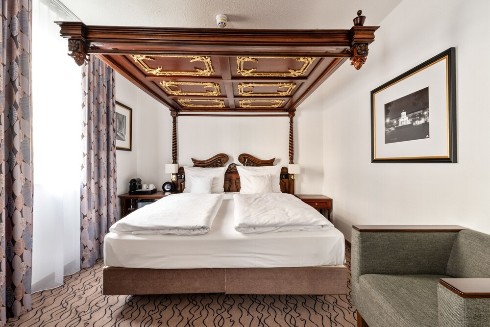 Club Double Room with view to the courtyard - Photo 2