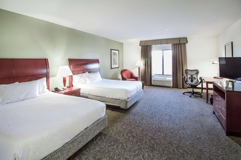 Room, 2 Queen Beds, Mobility Accessible, Bathtub - Photo 3