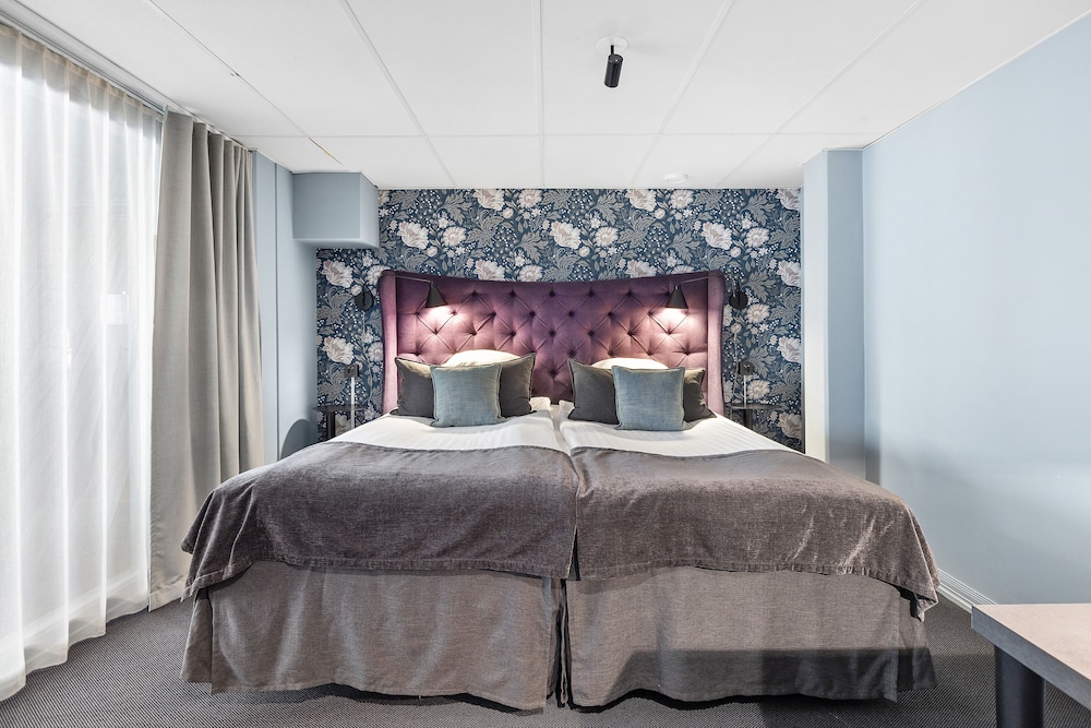 Suite, 1 King Bed, Non Smoking - Photo 1