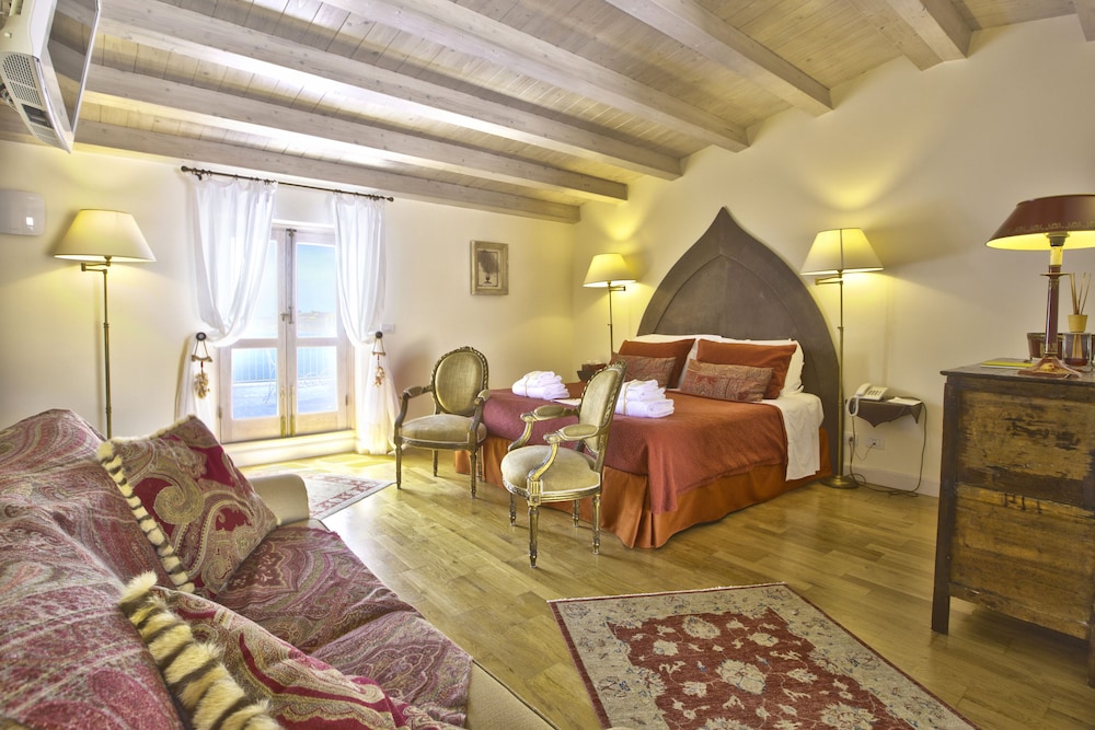 Suite, Balcony