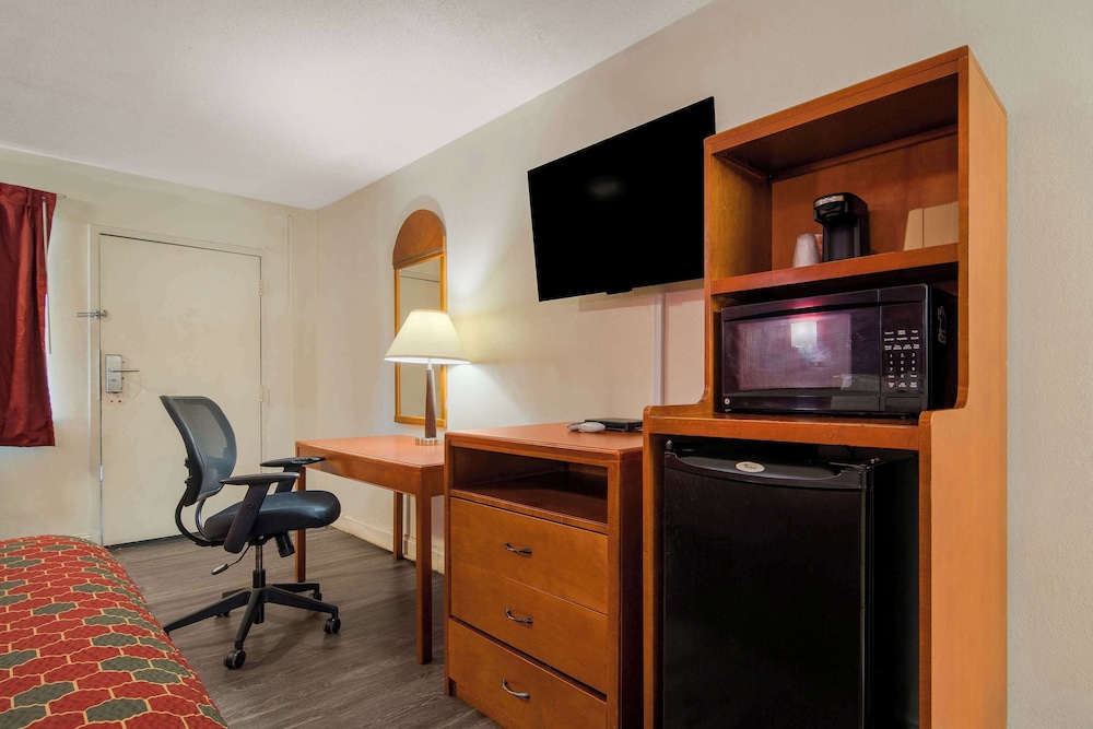 Standard Room, 1 King Bed, Smoking - Photo 3