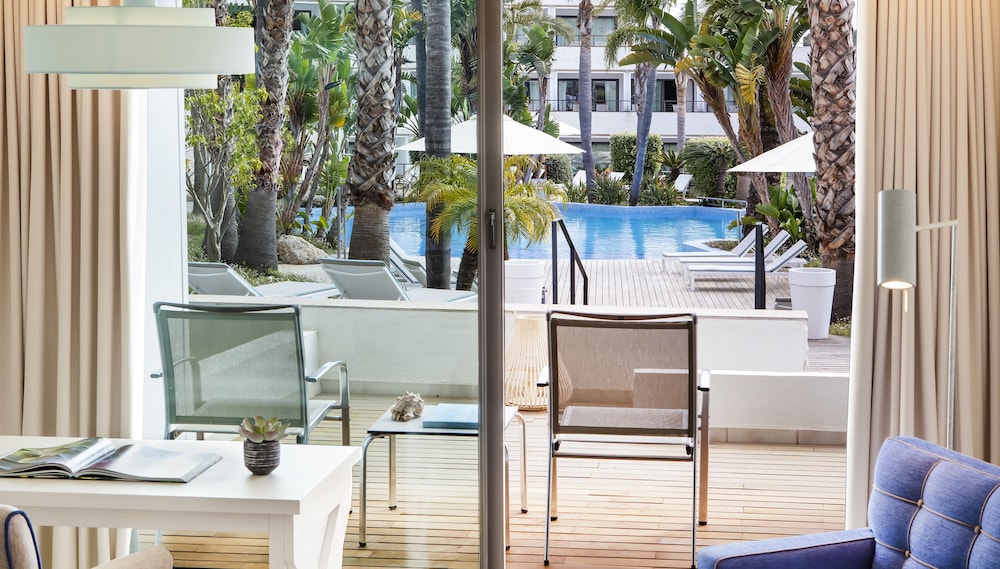 Deluxe Room, Pool Access (Oasis 3 pax)