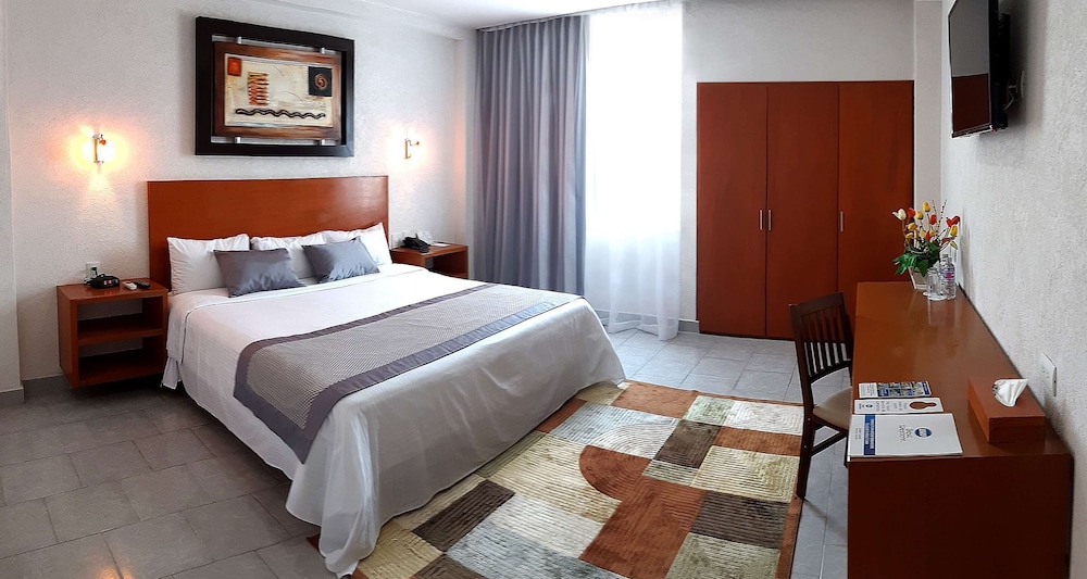 Suite, 1 King Bed, Non Smoking, Refrigerator & Microwave photo 2