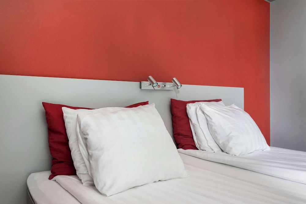 Standard Room, 1 Double Bed, Non Smoking (with Sofabed) - Photo 3