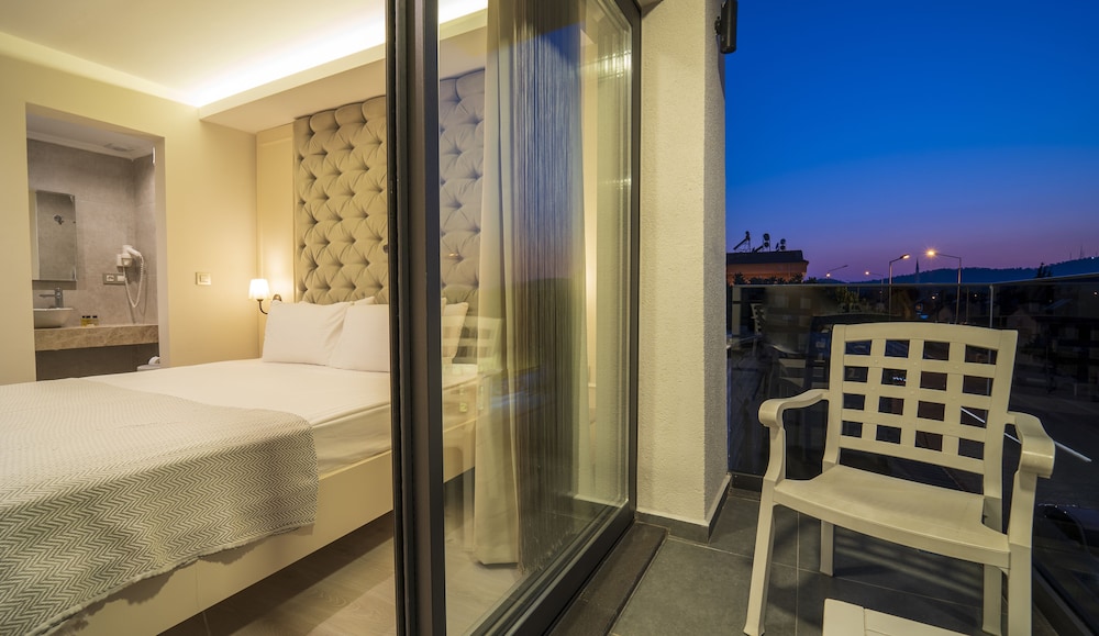 Standard with Balcony - Photo 5