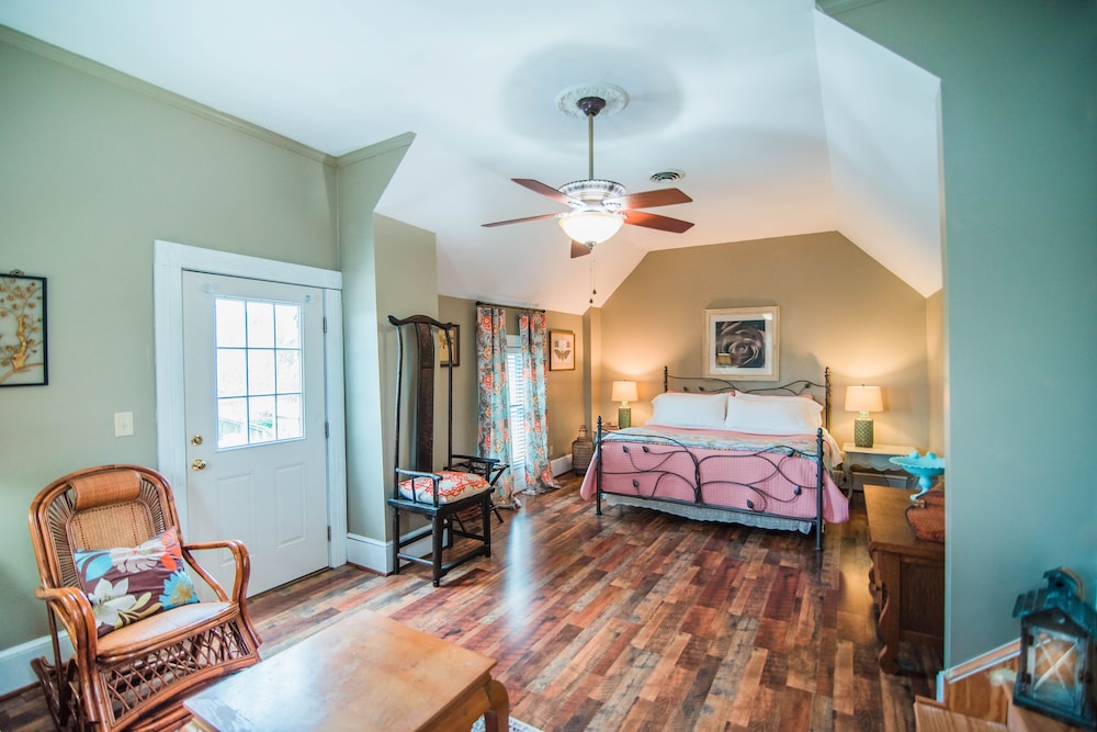 Deluxe Room, 1 King Bed, Terrace photo 2