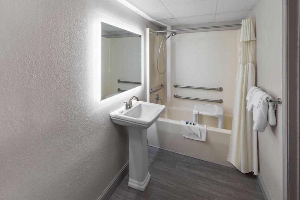 Room, 2 Queen Beds, Accessible, Non Smoking (Mobility/Hearing, Bathtub w/grab bars) - Photo 4