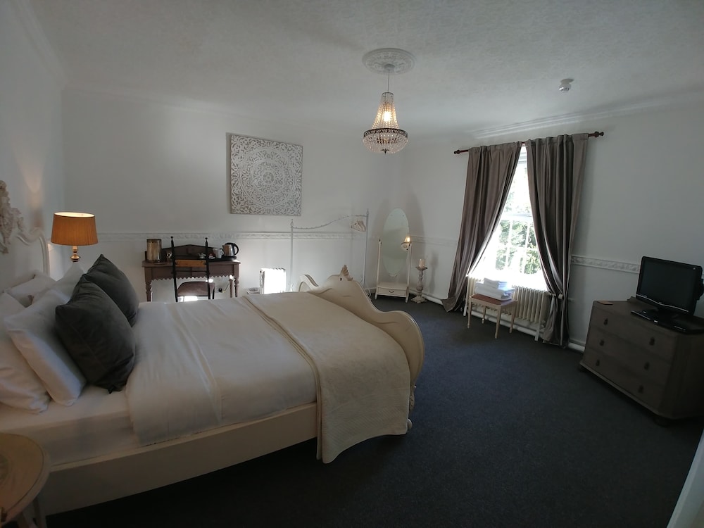 Standard Double Room, 1 King Bed, Non Smoking, Hill View photo 3
