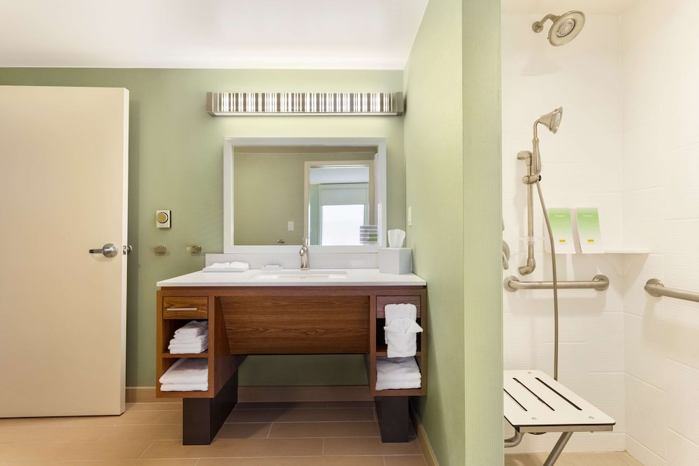 Suite, 2 Queen Beds, Accessible (Mobility & Hearing, Roll-in Shower) photo 3