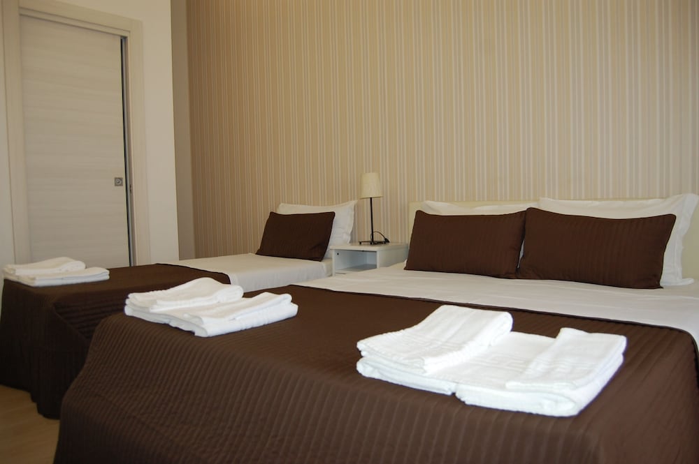 Standard Triple Room, Ensuite, City View photo 2