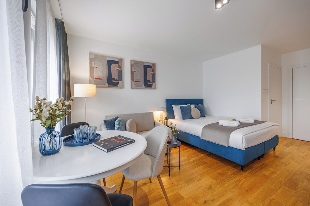 City Studio Suite, 1 Queen Bed with Sofa bed photo 3