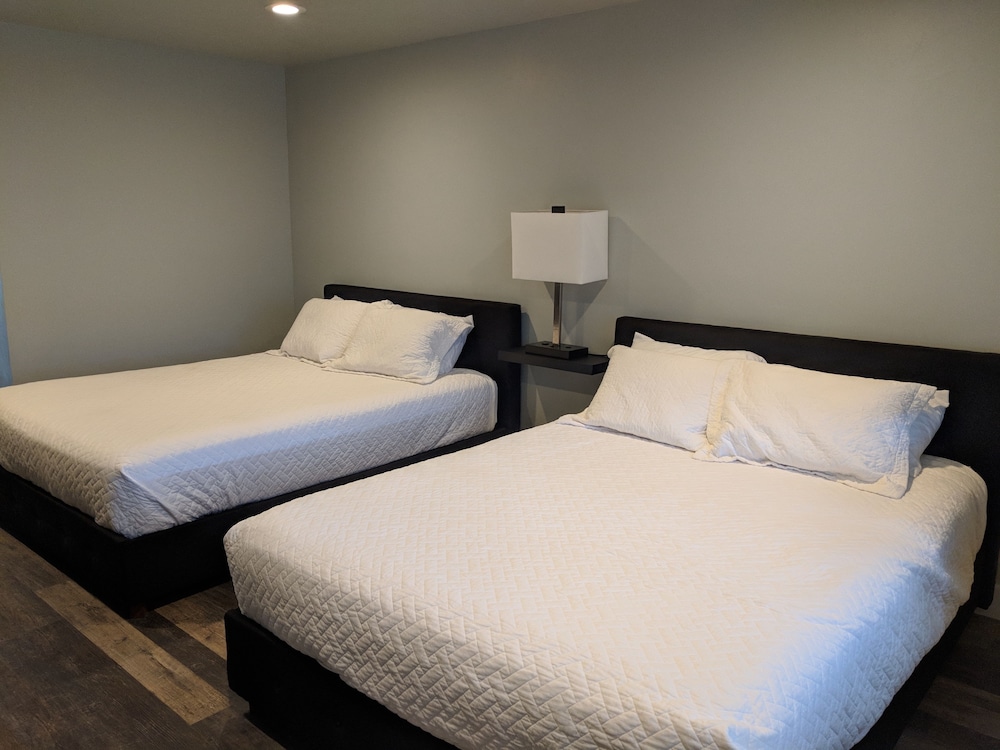 Signature Single Room, 2 Queen Beds photo 1